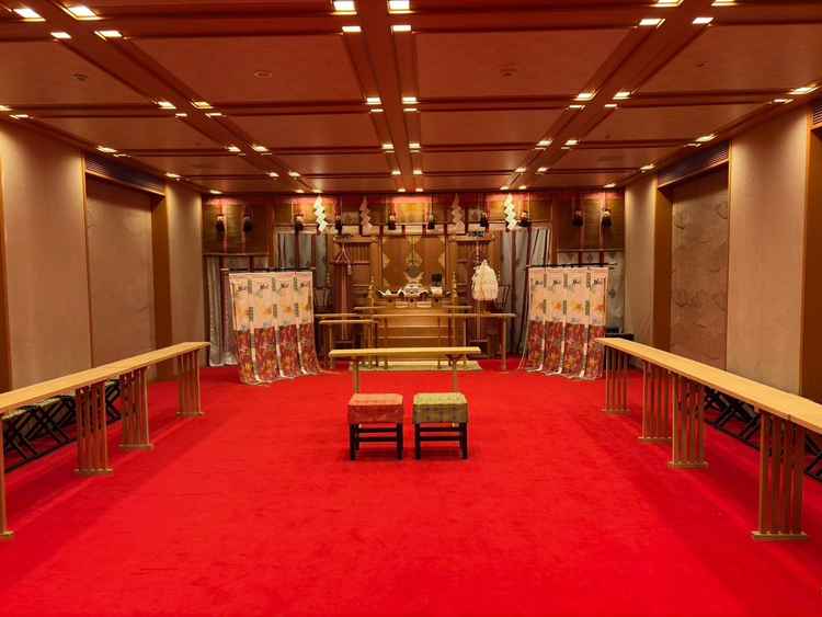 挙式会場の葵殿。壁面や天井の装飾が綺麗で、広さも十分でした。照明が落ち着いていて厳格な雰囲気でした。