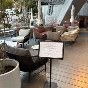 テレビ塔の麓にあるカフェで早く到着したゲストを出迎えはことができる。