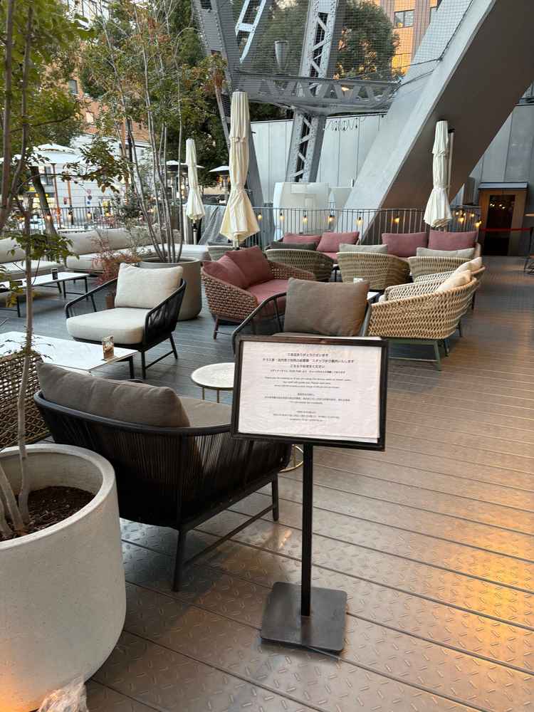 テレビ塔の麓にあるカフェで早く到着したゲストを出迎えはことができる。