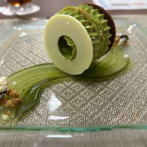 抹茶のケーキ。和のテイストでもスイーツを選べるらしい。デザインはご縁の円。味も食べもう一度食べたい。