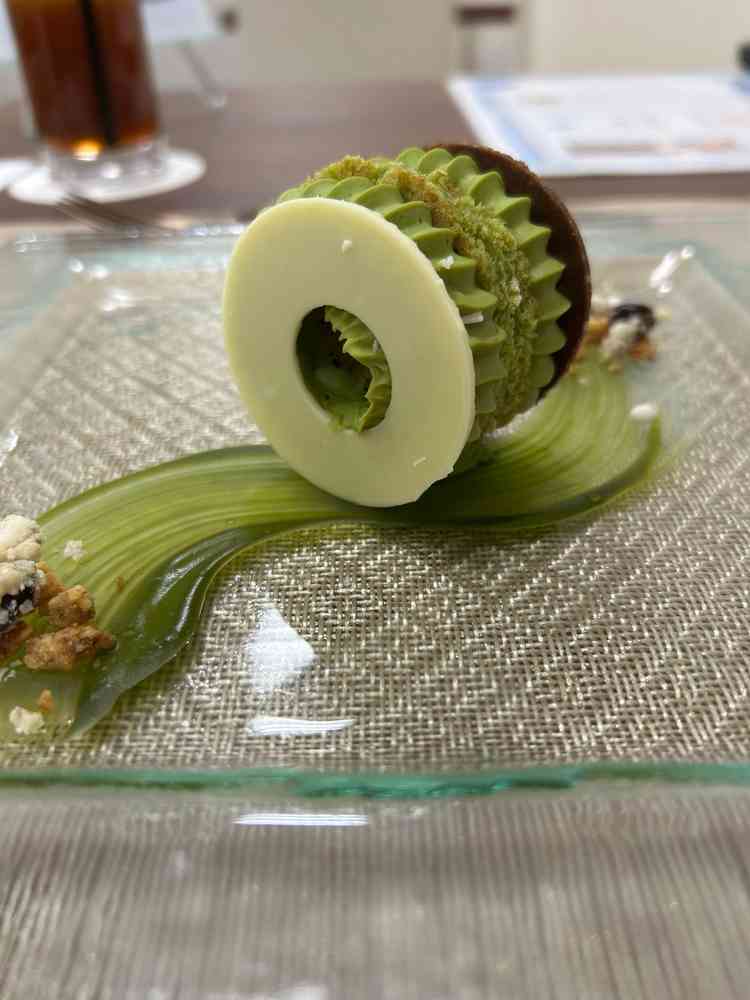 抹茶のケーキ。和のテイストでもスイーツを選べるらしい。デザインはご縁の円。味も食べもう一度食べたい。