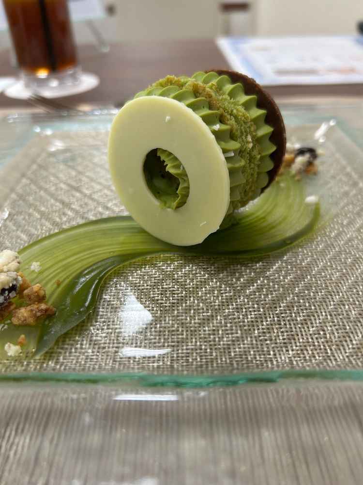 抹茶のケーキ。和のテイストでもスイーツを選べるらしい。デザインはご縁の円。味も食べもう一度食べたい。
