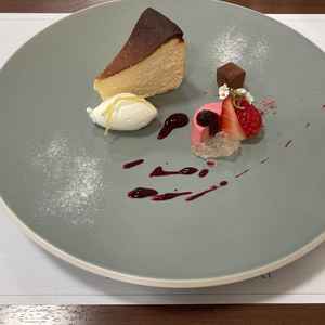 バスかチーズケーキは、毎朝シェフが焼き上げているんだとか。盛り付けも素敵です。