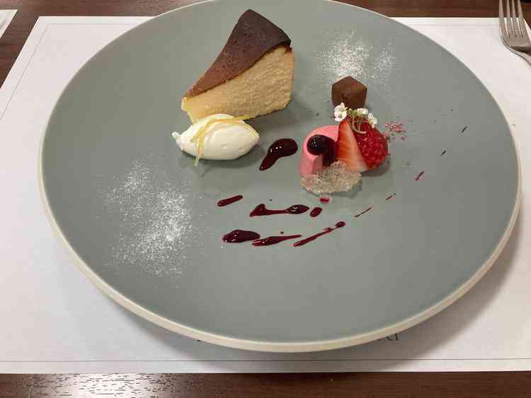 バスかチーズケーキは、毎朝シェフが焼き上げているんだとか。盛り付けも素敵です。