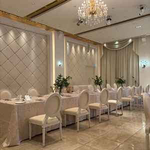 披露宴会場「アッズーロ」の写真。見学前は可愛らしすぎるイメーだったが、白基調で明るい印象だった。