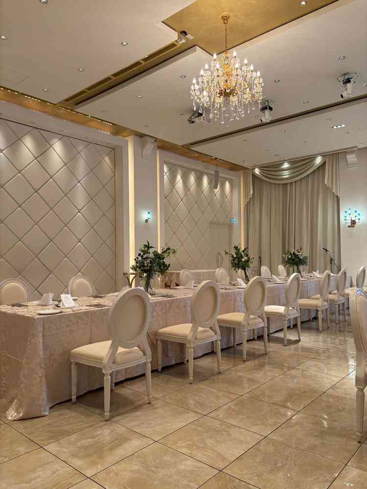 披露宴会場「アッズーロ」の写真。見学前は可愛らしすぎるイメーだったが、白基調で明るい印象だった。