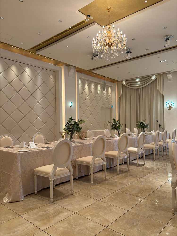 披露宴会場「アッズーロ」の写真。見学前は可愛らしすぎるイメーだったが、白基調で明るい印象だった。