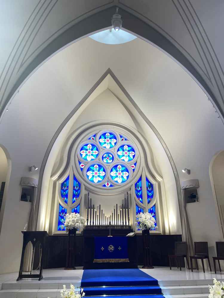 青色が映えておりチャペルも想像以上に素敵でした。