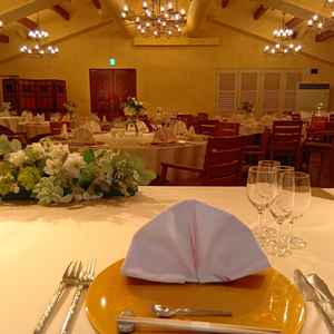 大きい方の披露宴会場。高砂席から。