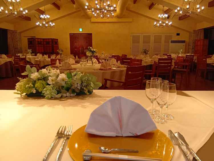 大きい方の披露宴会場。高砂席から。