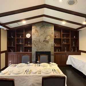 レストランの中もとてもおしゃれでした。式のときには壁の棚に好きなものを飾ることができるそうです。