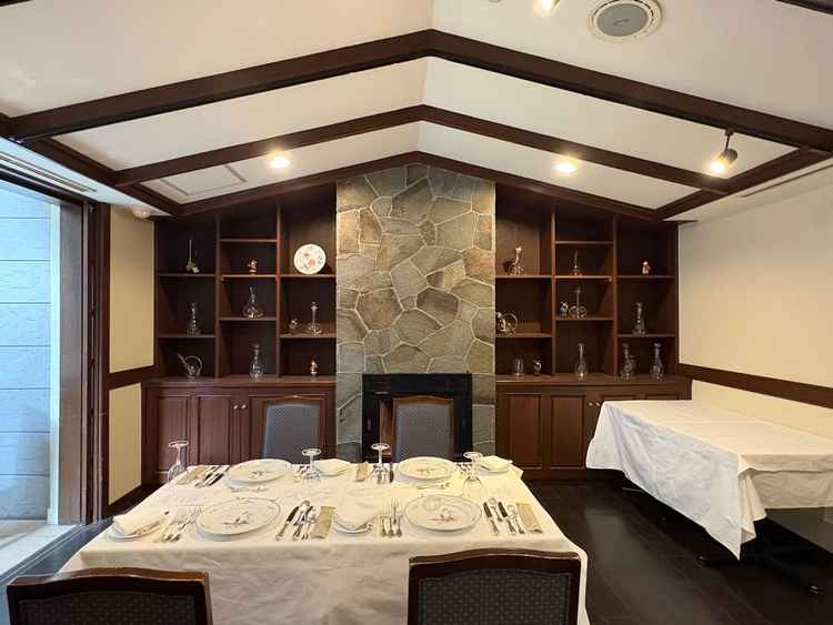 レストランの中もとてもおしゃれでした。式のときには壁の棚に好きなものを飾ることができるそうです。