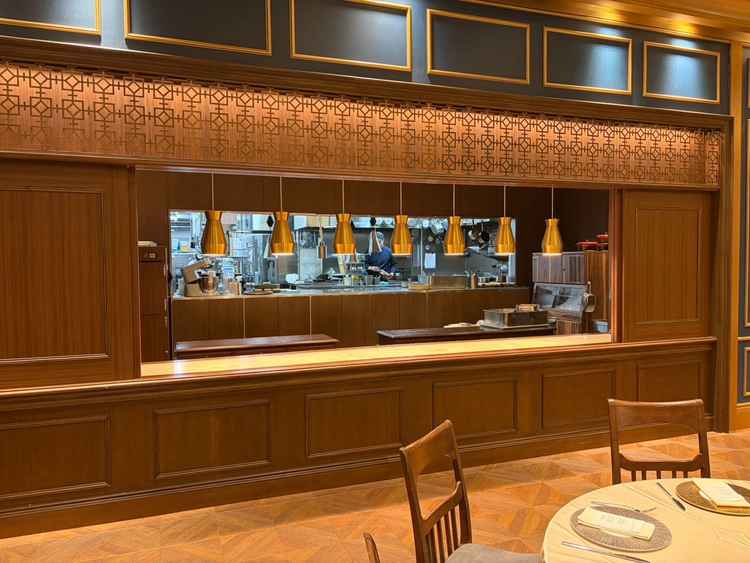 披露宴会場。忘年会で入ったことはあったが、オープンキッチンになっていることは初めて知った。