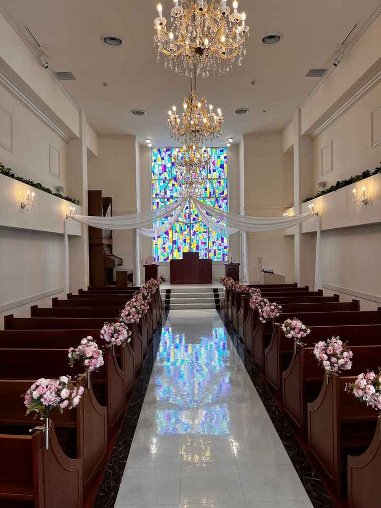 チャペルの全体写真。全面のステンドグラスが素敵な雰囲気を醸し出していた。