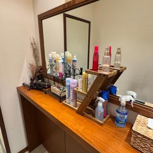 パウダールームにはコスメやヘアアイロンまで完備されており、ゲストへの細やかな心遣いに感動しました。