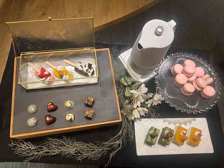 可愛さと美味しさを兼ね揃えたデザート。その場で凍らせるアイスの演出が素敵。