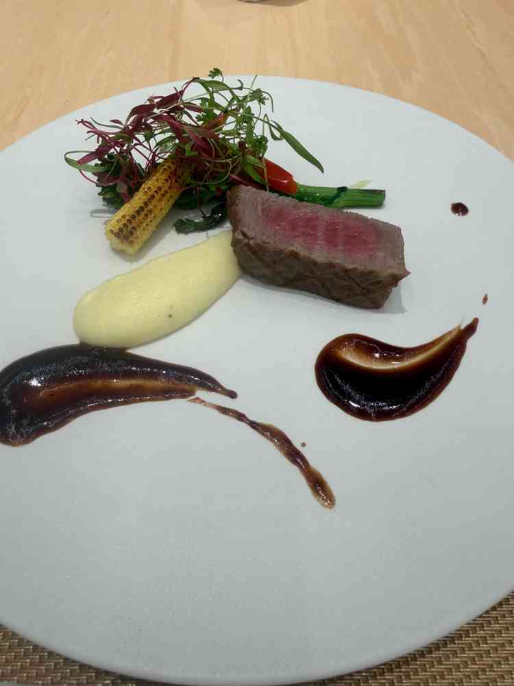 口コミで人気のある料理はとても美味しく、メインのお肉もとても柔らかくて美味しかった