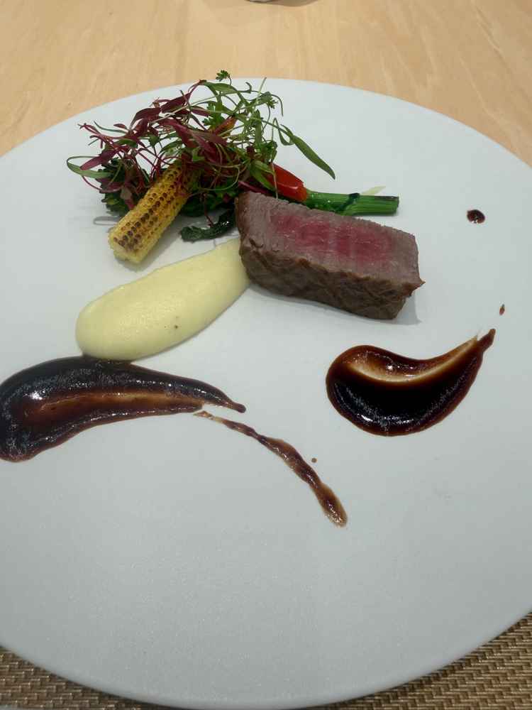 口コミで人気のある料理はとても美味しく、メインのお肉もとても柔らかくて美味しかった