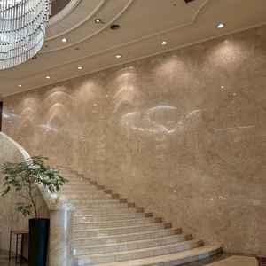 大階段ではゲストと新郎新婦で写真を撮ると説明いただきました。写真の左側にはクロークがあります。