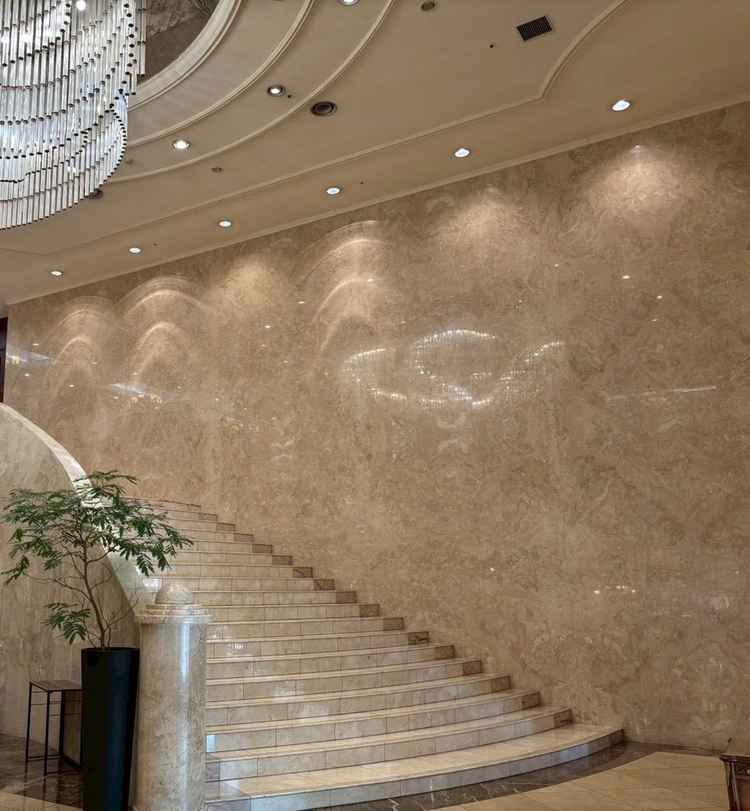 大階段ではゲストと新郎新婦で写真を撮ると説明いただきました。写真の左側にはクロークがあります。