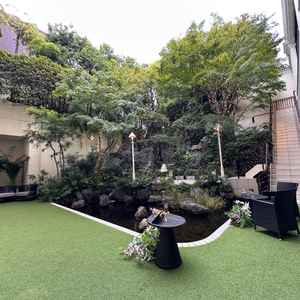 滝の音に癒される開放的なガーデン。すごく広いということもないが、80〜100名は出ることが可能。