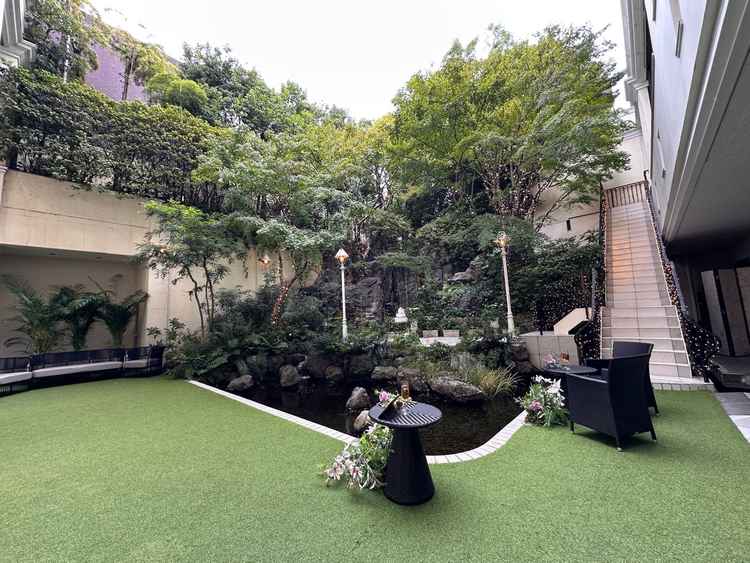 滝の音に癒される開放的なガーデン。すごく広いということもないが、80〜100名は出ることが可能。