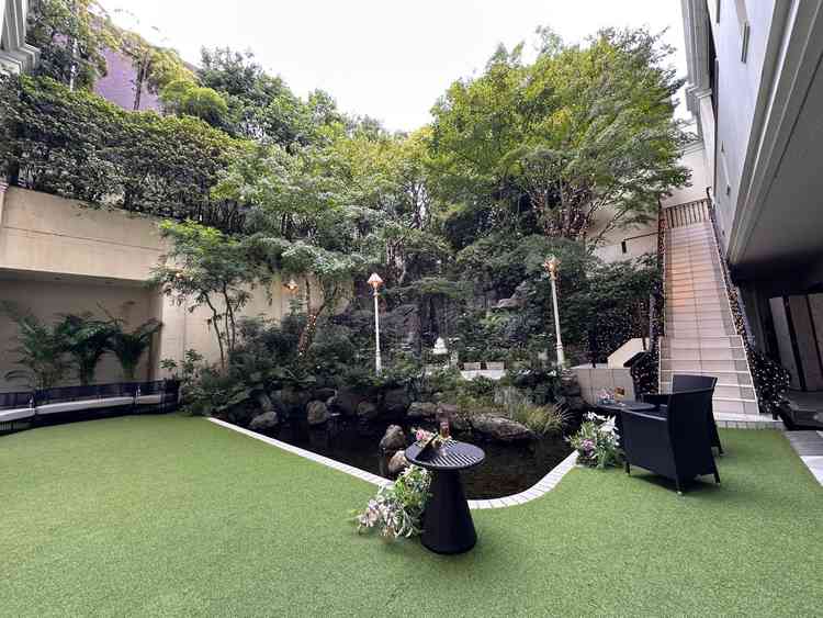 滝の音に癒される開放的なガーデン。すごく広いということもないが、80〜100名は出ることが可能。