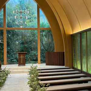 自然光が差し込む木の温もりを感じるチャペルの写真です。