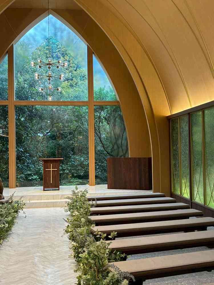 自然光が差し込む木の温もりを感じるチャペルの写真です。