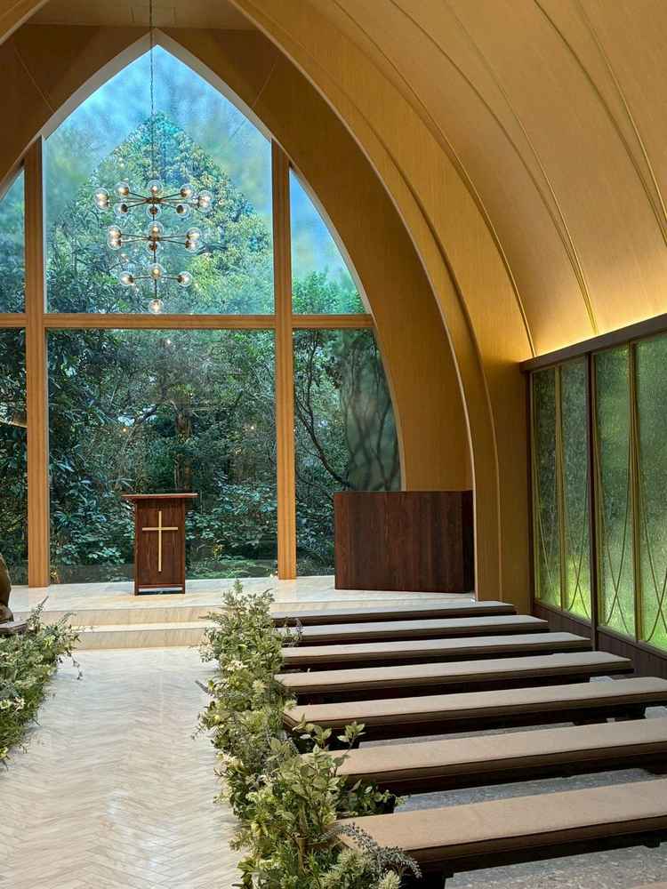 自然光が差し込む木の温もりを感じるチャペルの写真です。