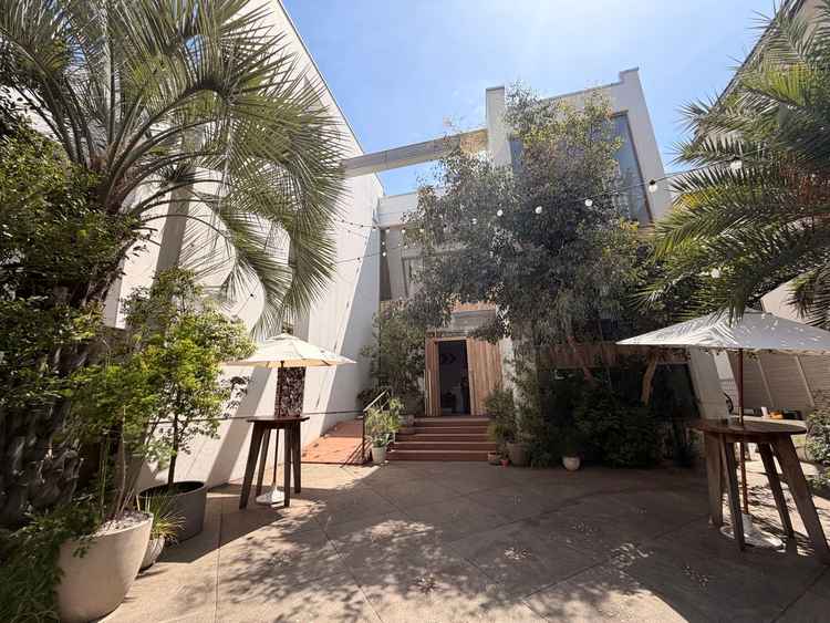 緑豊かでナチュラルな雰囲気の入り口。一棟貸切のため、入り口から2人だけの空間とのことでした。