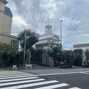 少し離れたところからみた式場の外観です。