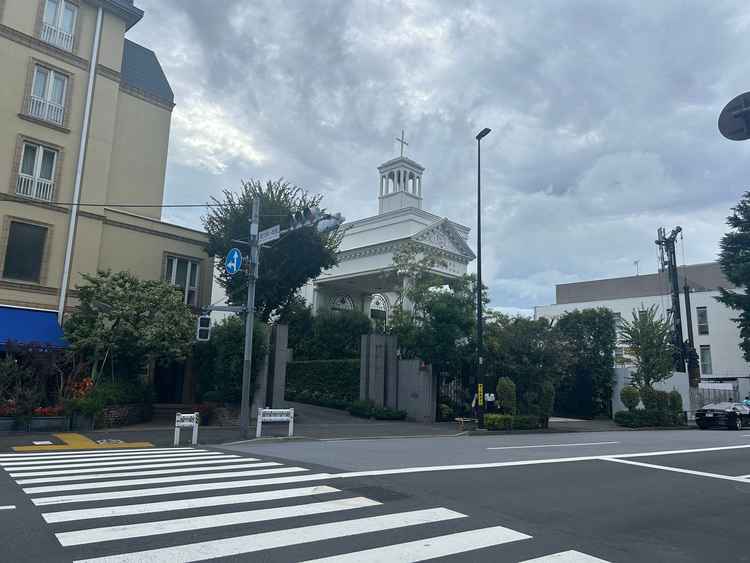 少し離れたところからみた式場の外観です。