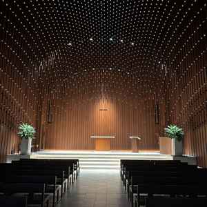 チャペルの暖かい雰囲気が感じられました。ライトの華やかさと音響が素晴らしくて感動しました。