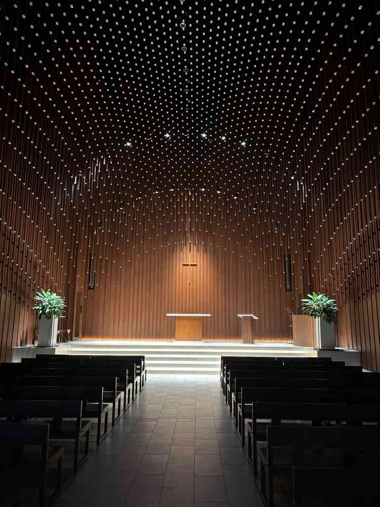 チャペルの暖かい雰囲気が感じられました。ライトの華やかさと音響が素晴らしくて感動しました。