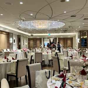 ６階にあるスイートという披露宴会場。待合場所の大きなシャンデリアが魅力的だった。