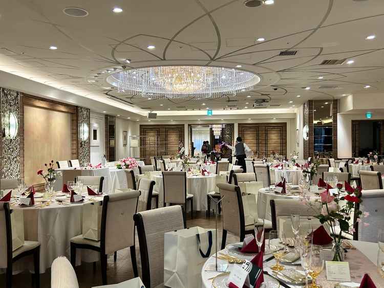 ６階にあるスイートという披露宴会場。待合場所の大きなシャンデリアが魅力的だった。