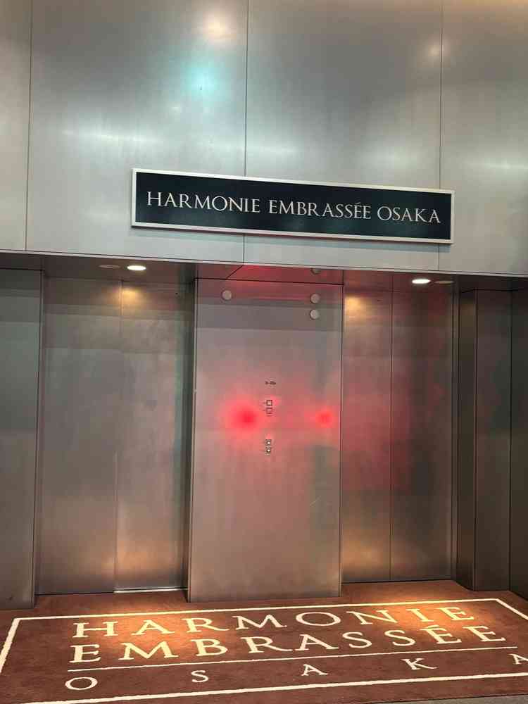 ホテルもあるが宿泊客とは違うエレベーターでロビーに迎える。