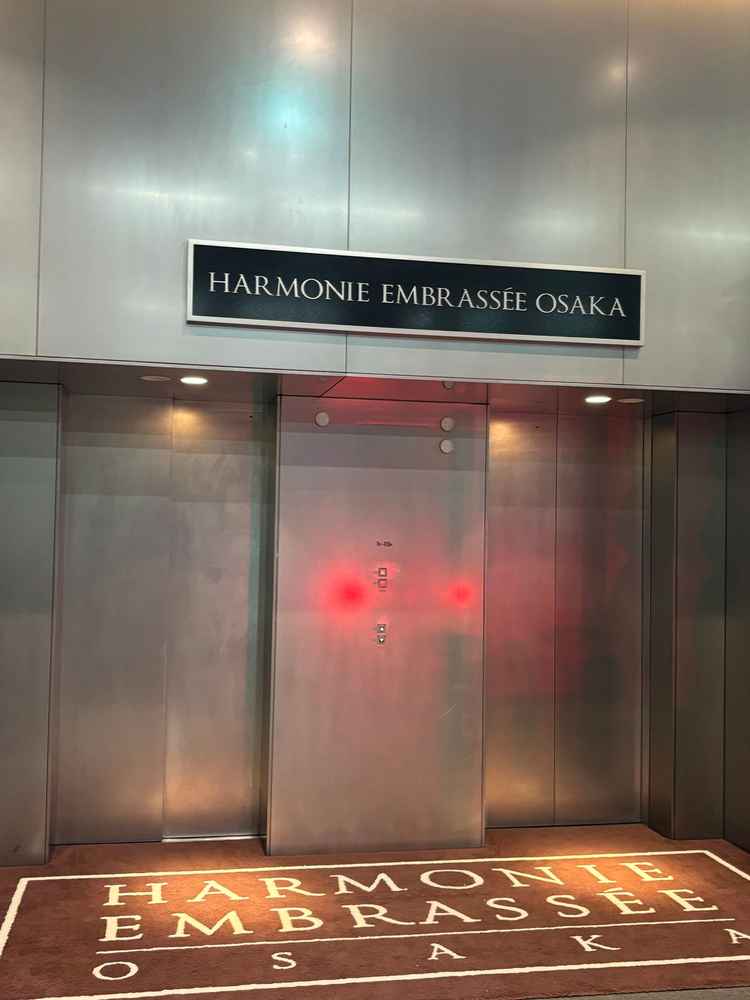 ホテルもあるが宿泊客とは違うエレベーターでロビーに迎える。