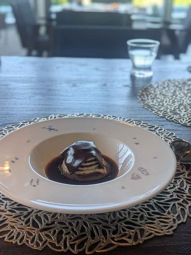 好きなものにジブリと書いたら試食のデザートにジブリを描いてくれ、柔軟性に驚いた。