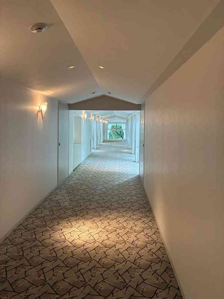 雨の日にはこの通路からチャペルまで移動できるようです。ガラス張りになっており庭の景色も見えます。