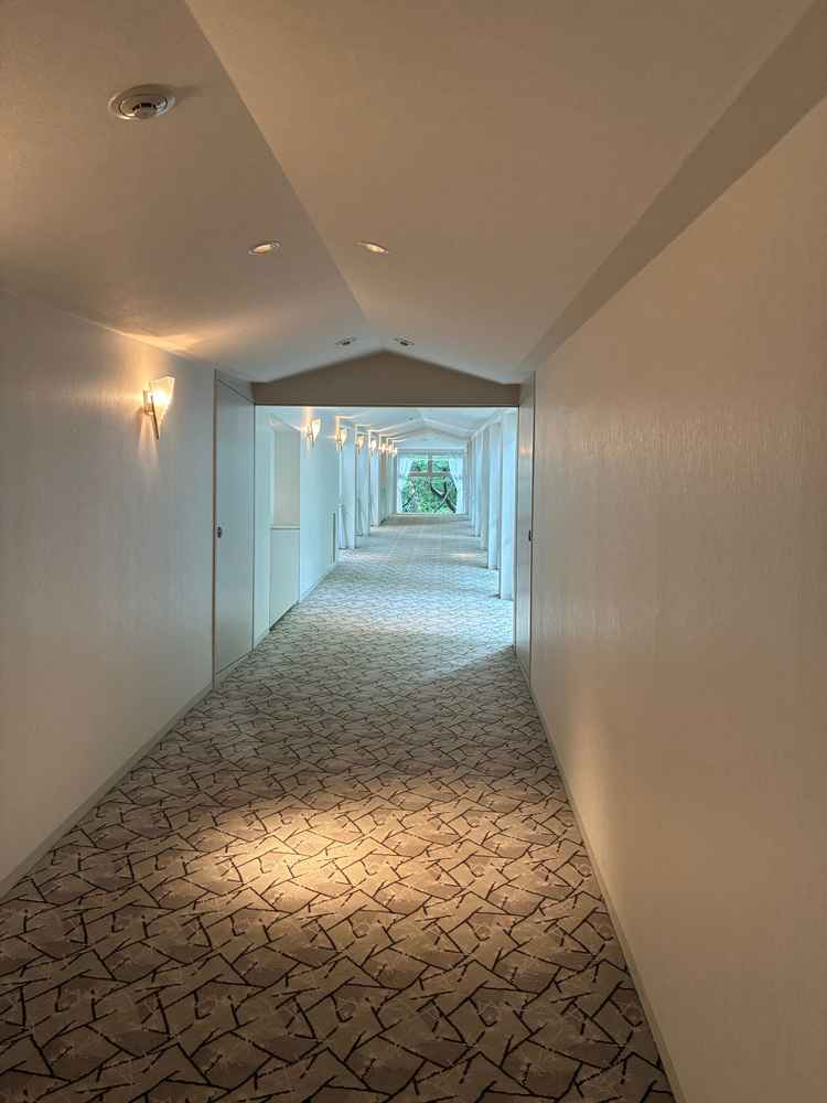 雨の日にはこの通路からチャペルまで移動できるようです。ガラス張りになっており庭の景色も見えます。