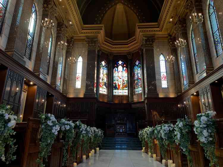 チャペル。ステンドグラスとパイプオルガンはイギリスから輸入されたものらしく、雰囲気がよかった。