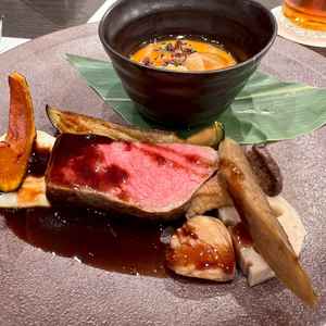 雲丹と牛肉などをいただいた。工夫も味付けもとてもよかった。