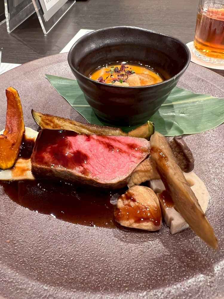 雲丹と牛肉などをいただいた。工夫も味付けもとてもよかった。