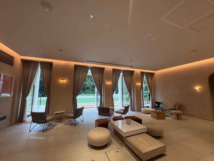 挙式前の待機場所が広いし、デザインも可愛い。