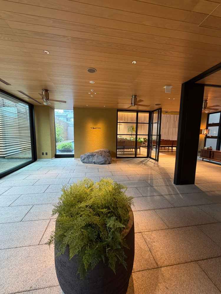 挙式会場前、エレベーターの扉が開いた瞬間です。ここの空気感がとても気持ちよく、好きでした。