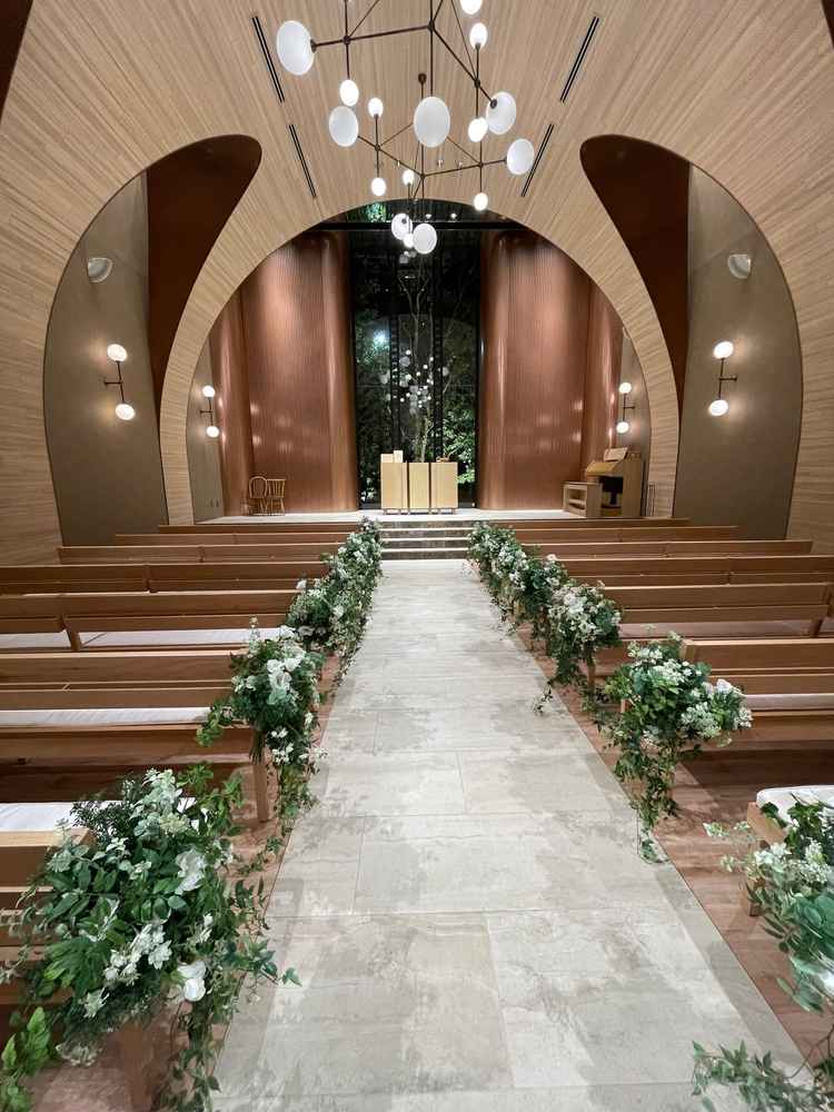 バージンロードの長さがちょうど良く木の温もりがあった。