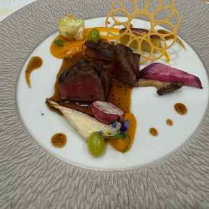 メインの試食。肉料理はとても柔らかく料理のクオリティが高かった。