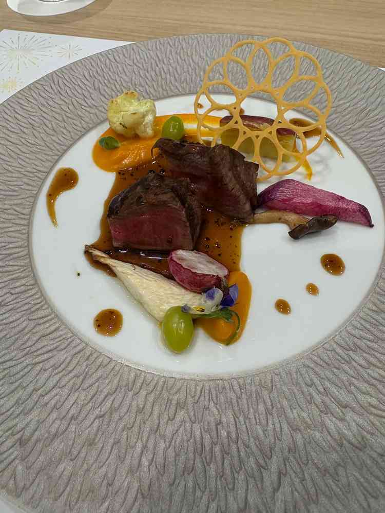 メインの試食。肉料理はとても柔らかく料理のクオリティが高かった。
